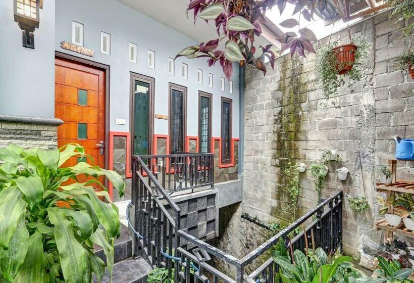 Отель Reddoorz At Jalan Dieng 3