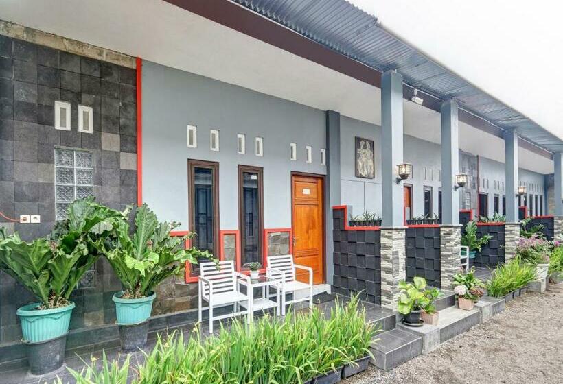 Отель Reddoorz At Jalan Dieng 3