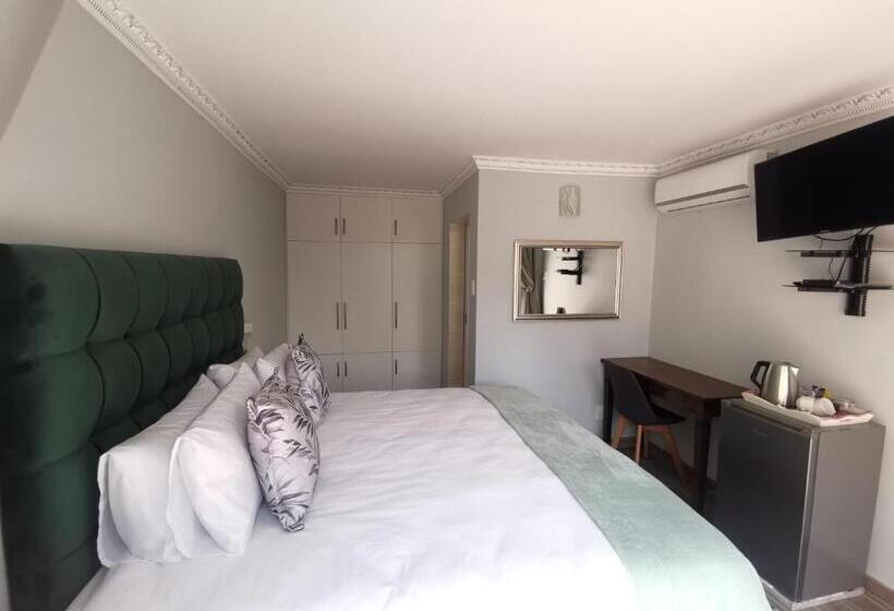 Пансион Lucolo Palace B&b East London