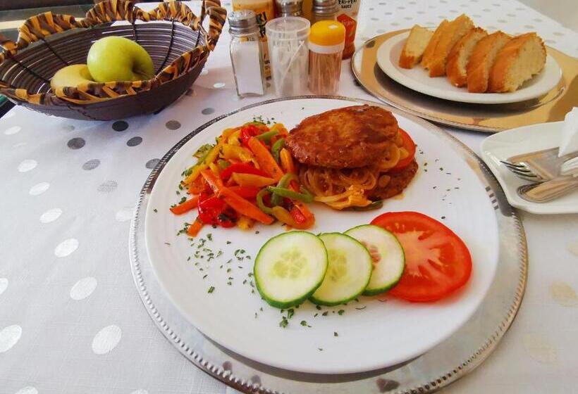 Пансион Lucolo Palace B&b East London