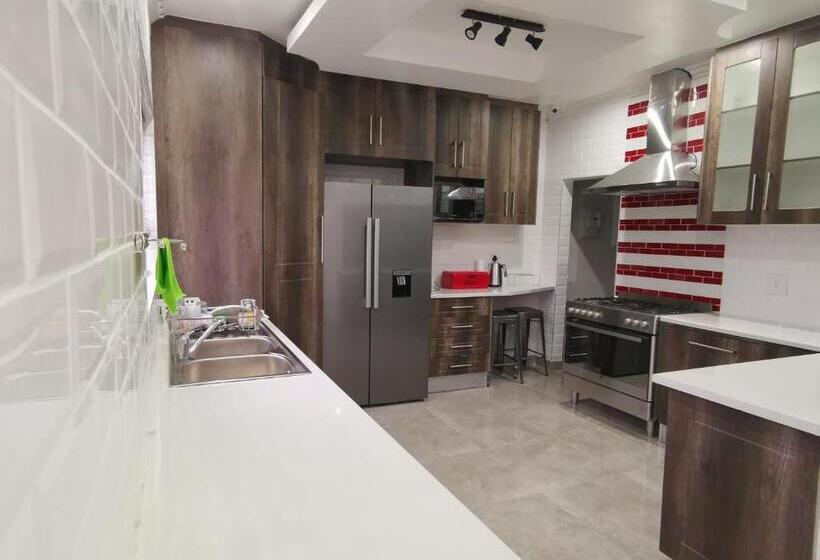 Пансион Lucolo Palace B&b East London