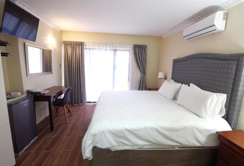 پانسیون Lucolo Palace B&b   East London