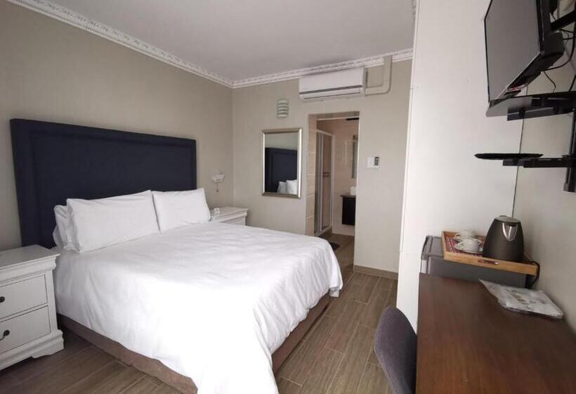 Пансион Lucolo Palace B&b East London