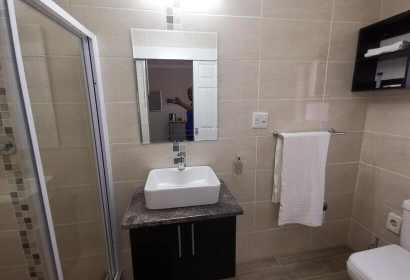 Пансион Lucolo Palace B&b East London