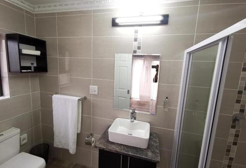 Пансион Lucolo Palace B&b East London