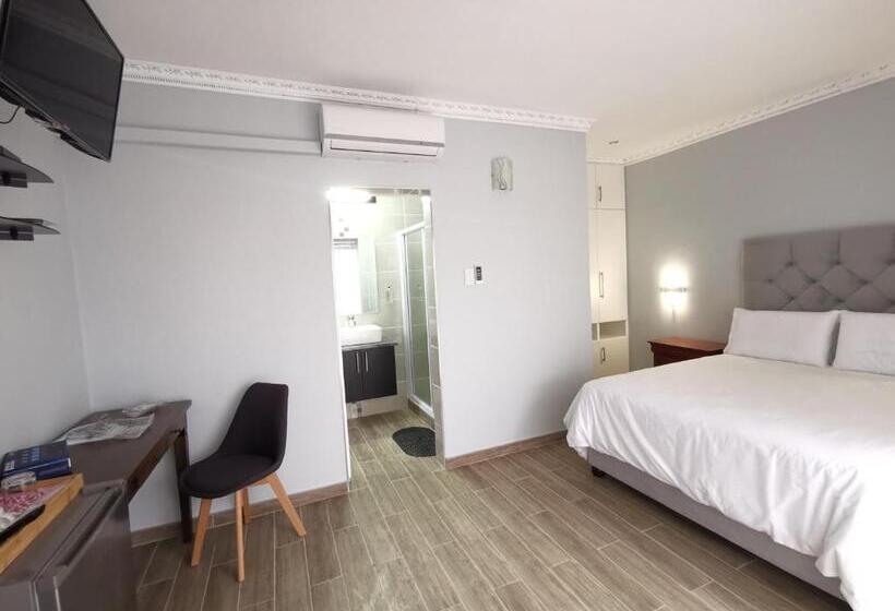 Пансион Lucolo Palace B&b East London