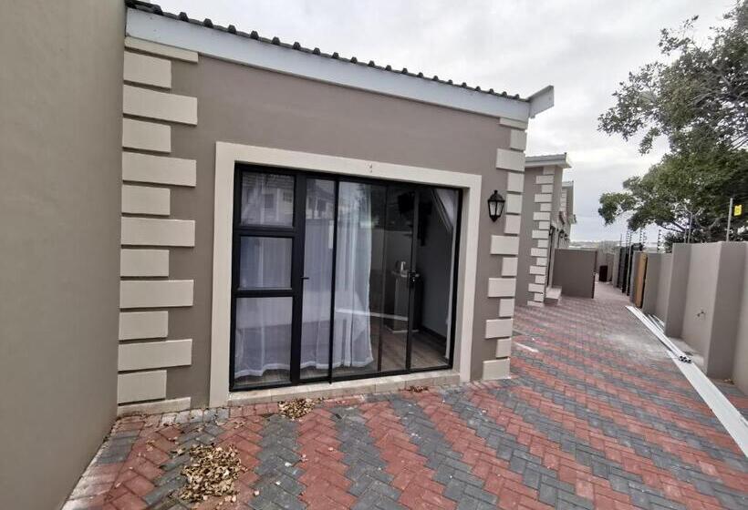 پانسیون Lucolo Palace B&b   East London