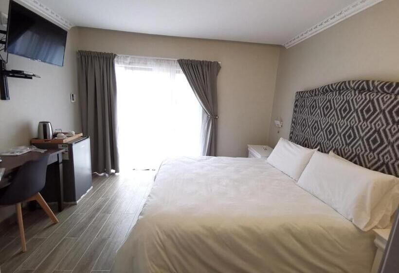 Пансион Lucolo Palace B&b East London