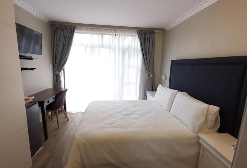 پانسیون Lucolo Palace B&b   East London