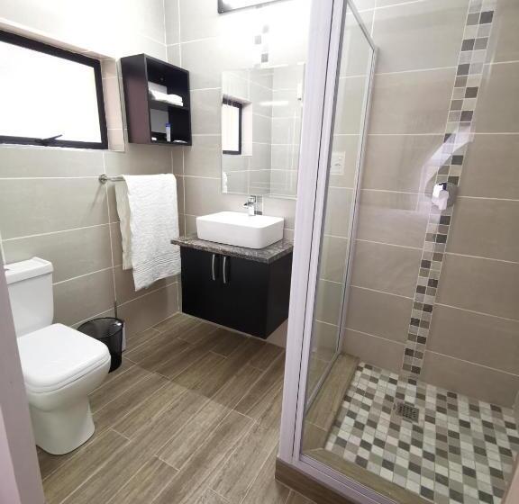 Пансион Lucolo Palace B&b East London