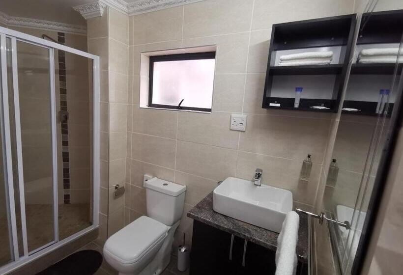 Пансион Lucolo Palace B&b East London