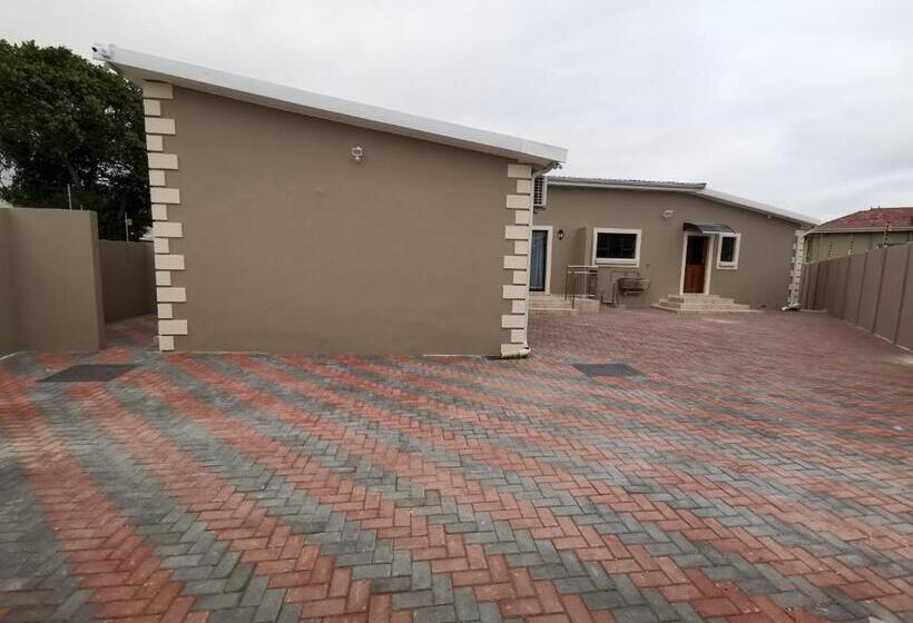 Пансион Lucolo Palace B&b East London