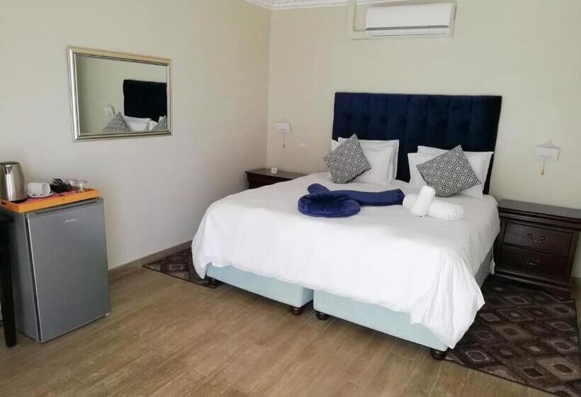 Пансион Lucolo Palace B&b East London