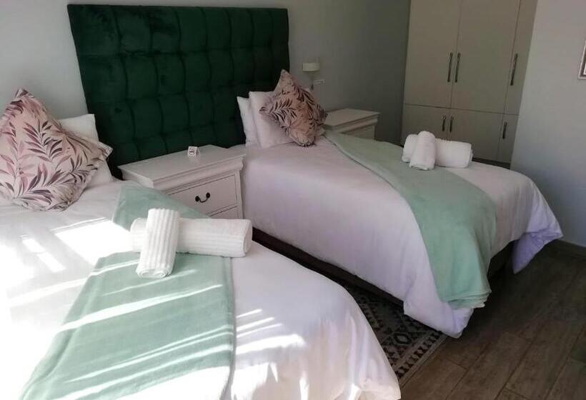 Пансион Lucolo Palace B&b East London