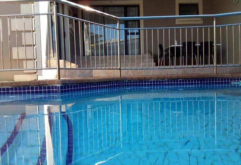 Пансион Lucolo Palace B&b East London