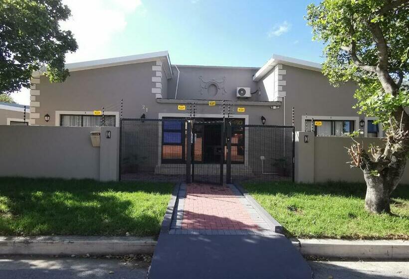 Пансион Lucolo Palace B&b East London