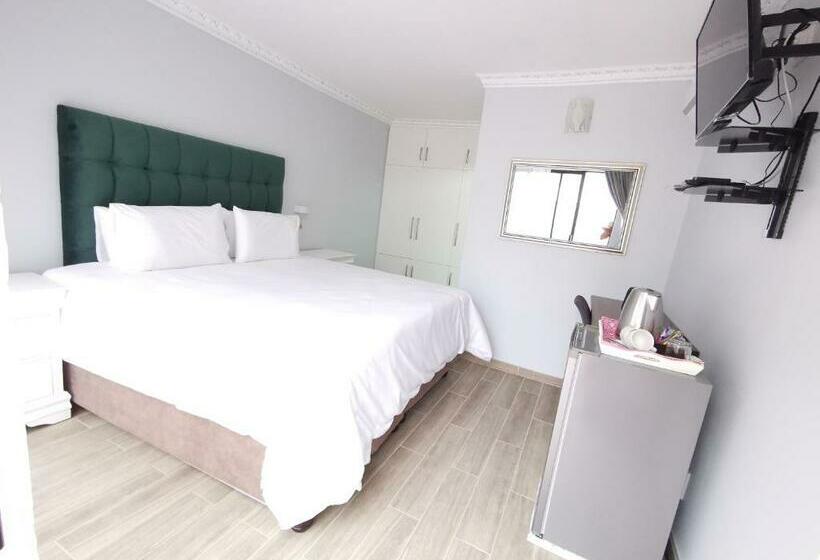 پانسیون Lucolo Palace B&b   East London