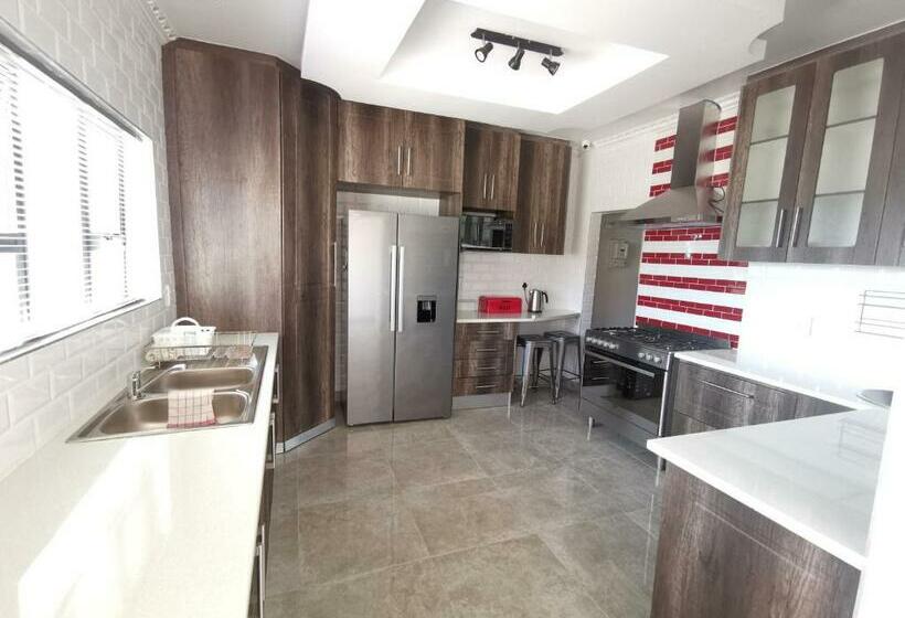 پانسیون Lucolo Palace B&b   East London