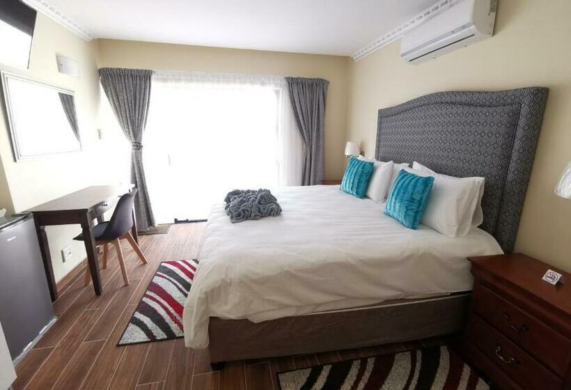 Пансион Lucolo Palace B&b East London