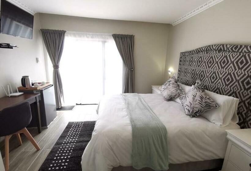 Пансион Lucolo Palace B&b East London