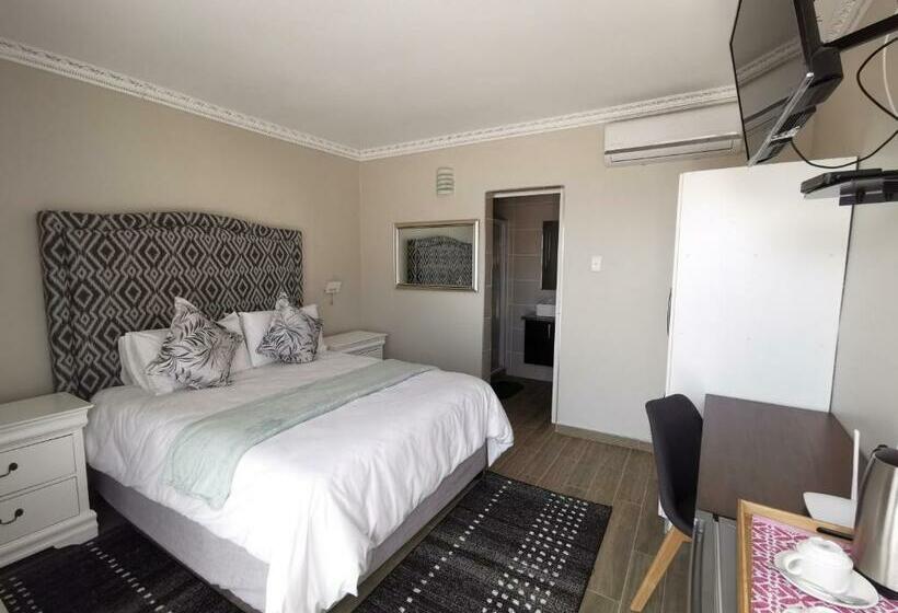 Пансион Lucolo Palace B&b East London