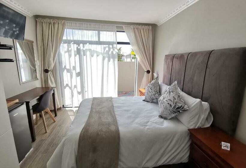 Пансион Lucolo Palace B&b East London