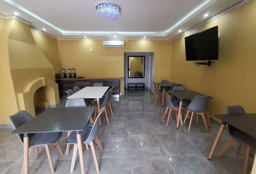 Пансион Lucolo Palace B&b East London