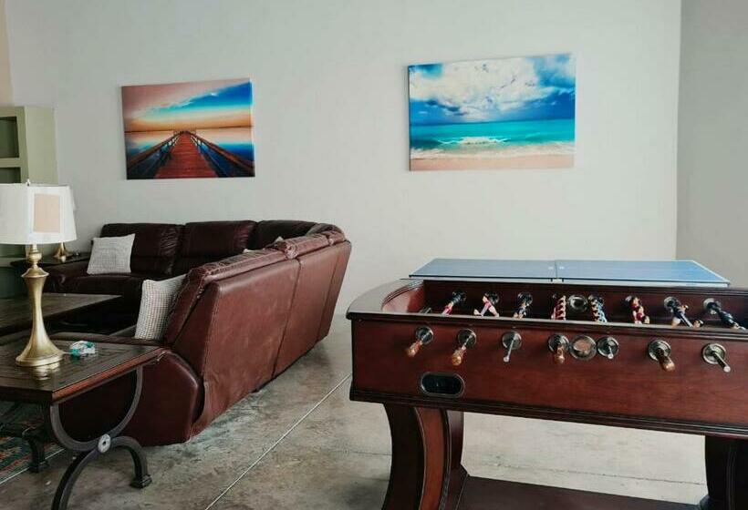 פנסיון Sleeps 16 People Goliath Super Apartment 2 Minutes From Sandy Beach