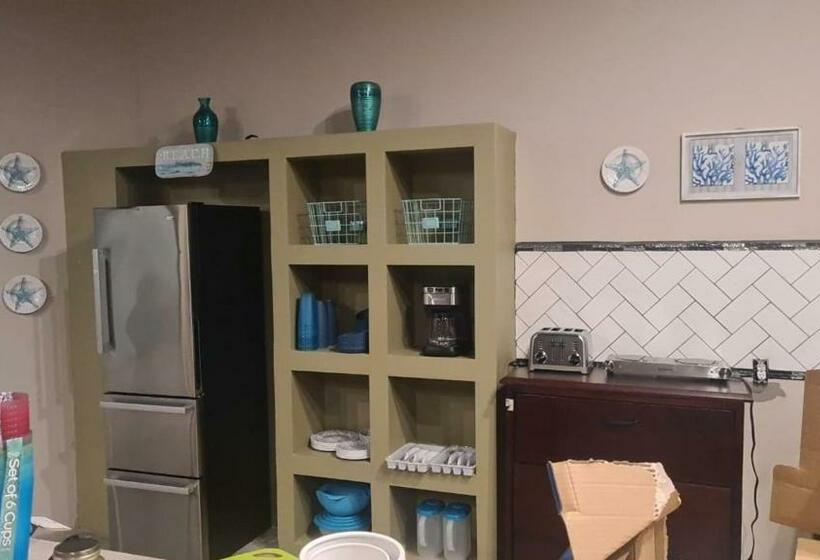 פנסיון Sleeps 16 People Goliath Super Apartment 2 Minutes From Sandy Beach