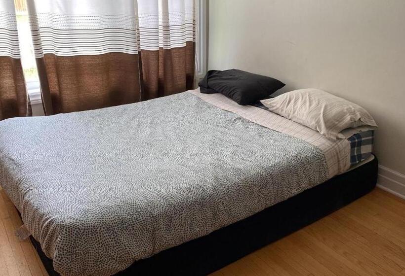 Szálló Private Rooms, Free Parking, Full Kitchen, Best Prices In Town  York University Heights