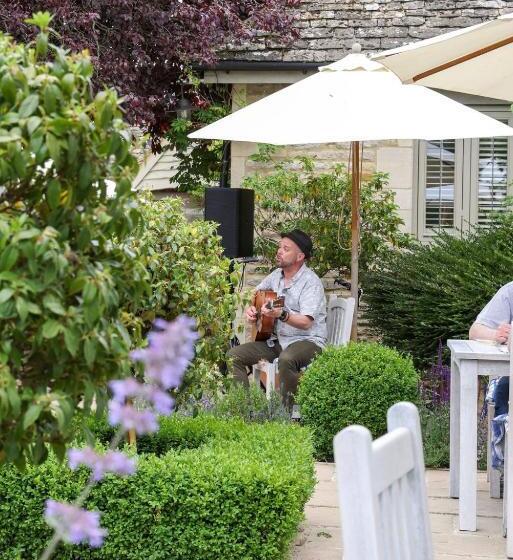 فندق صغير The Maytime Inn