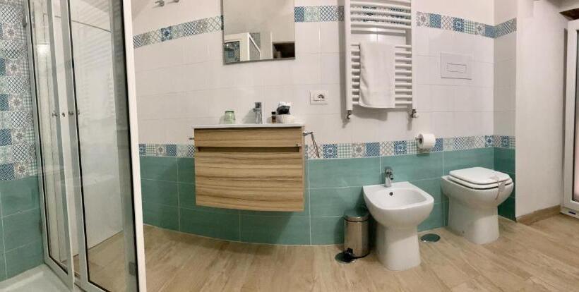 تختخواب و صبحانه A Room De  Scugnizzi