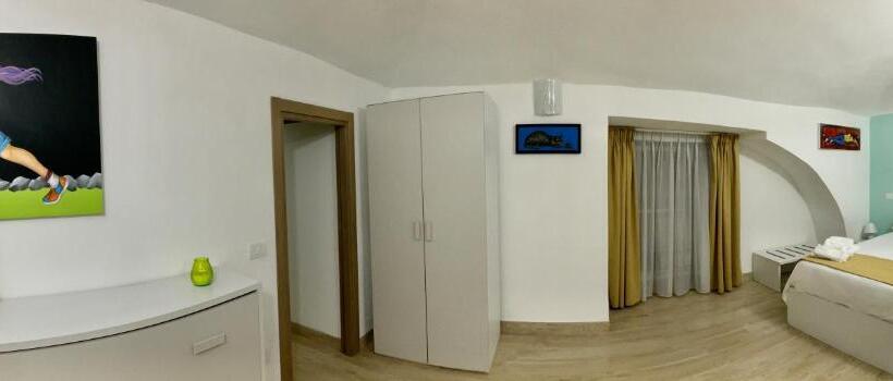 تختخواب و صبحانه A Room De  Scugnizzi