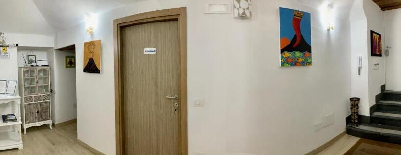 تختخواب و صبحانه A Room De  Scugnizzi