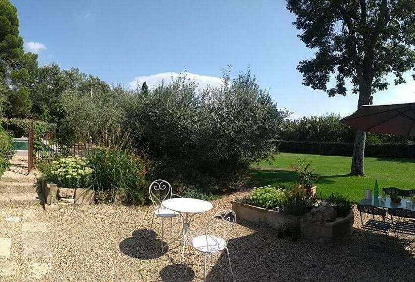 تختخواب و صبحانه Mas De Camejean