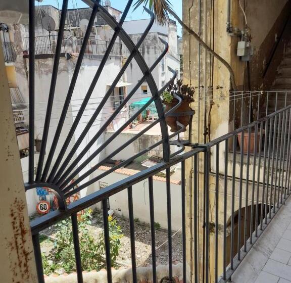 پانسیون Camera Rarisa Napoli Centro