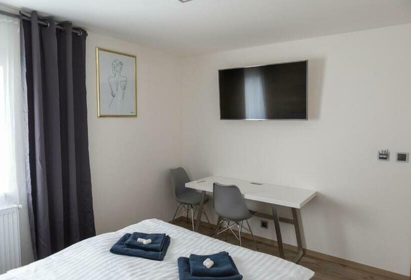 膳宿费 Novohradská