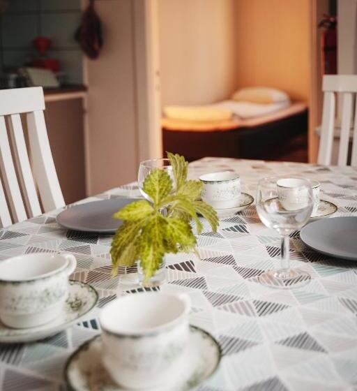 Snickaren Vandrarhem I Grästorp   Egen Lägenhet   Own Apartments