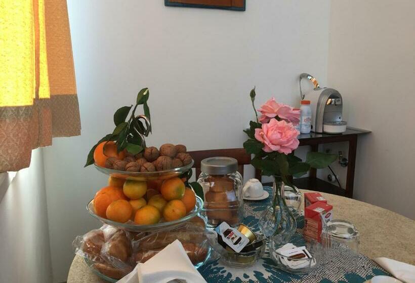 تختخواب و صبحانه La Casa Di Emanuella   Rooms & International Suites