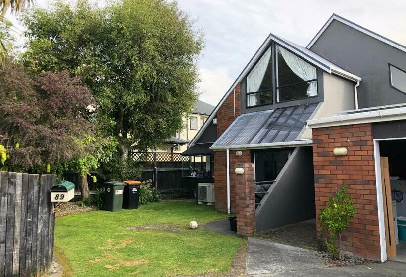 تختخواب و صبحانه Warm On Waterloo