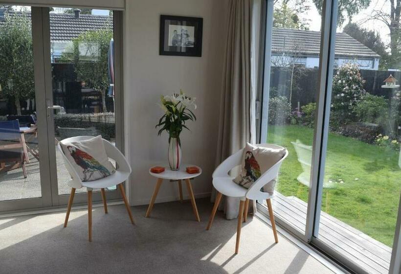 Bed & Breakfast In The Heart Of Fendalton