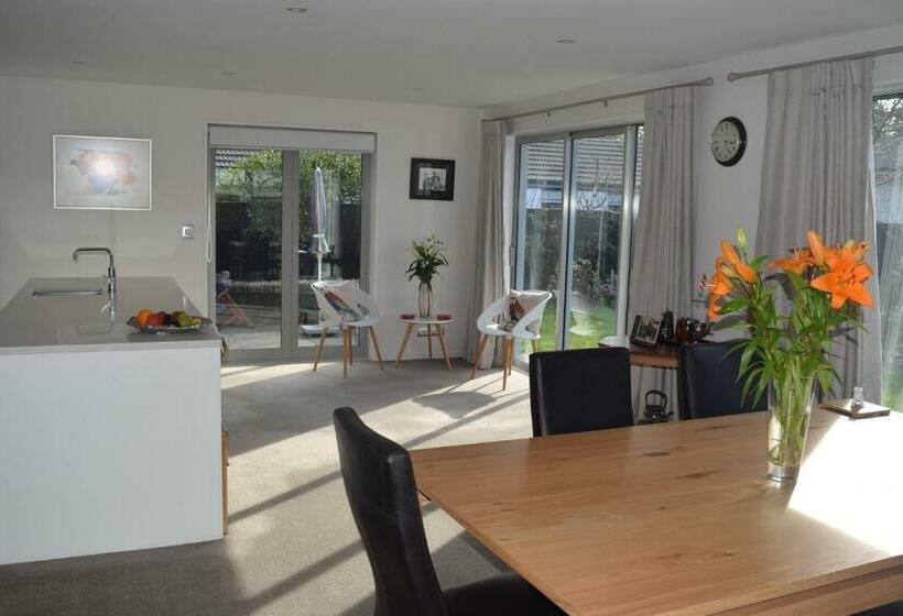Bed & Breakfast In The Heart Of Fendalton