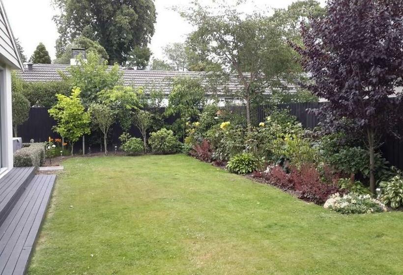 Bed & Breakfast In The Heart Of Fendalton