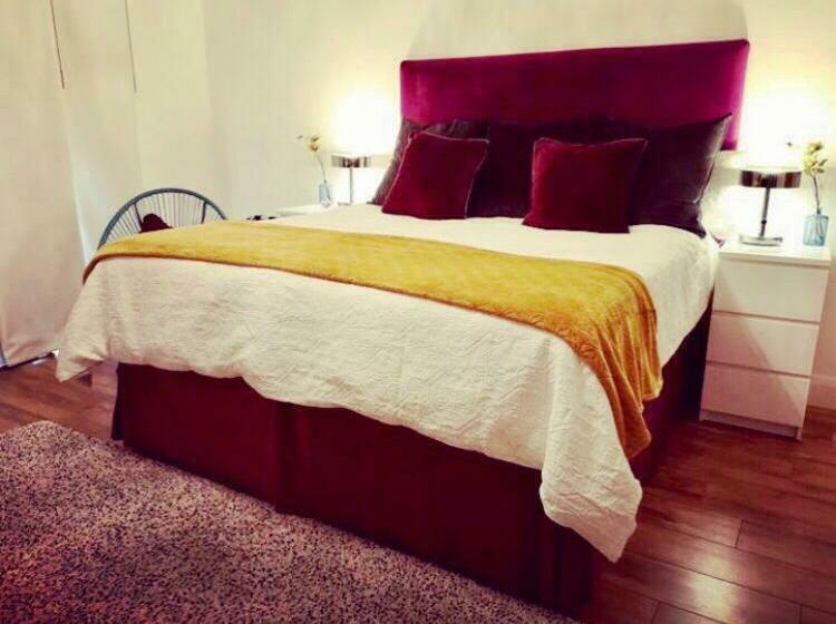 Forest Path Luxury Studio Apartment With Large Bedroom Bathroom And Sauna Sleeps Up To 4