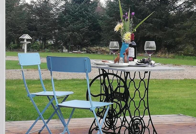 Forest Path Luxury Studio Apartment With Large Bedroom Bathroom And Sauna Sleeps Up To 4