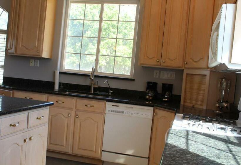 مبيت وإفطار Swallow Cove