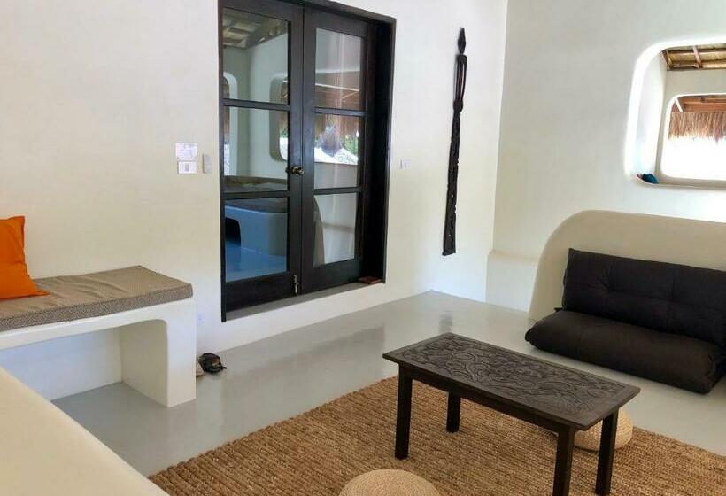 هتل Parrots Boutique Resort