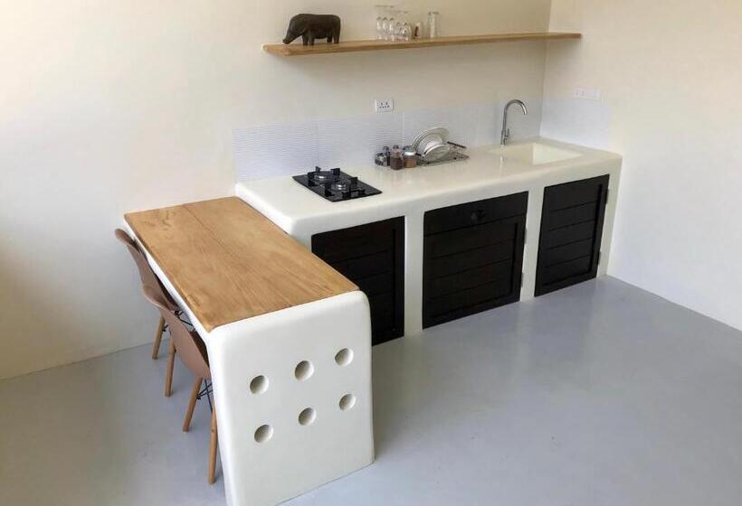 هتل Parrots Boutique Resort