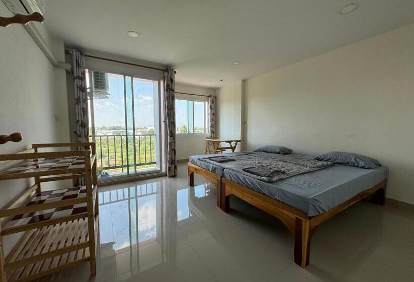 פנסיון Boom Inn