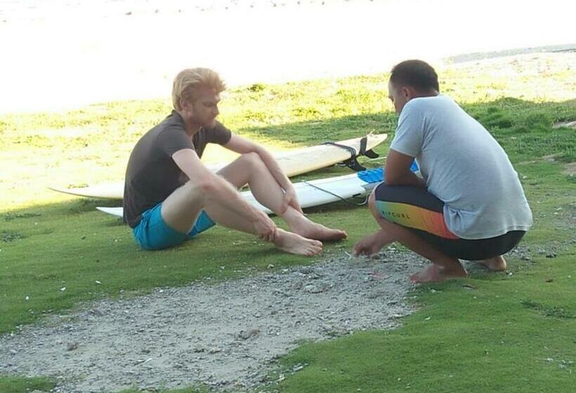 펜션 Nias Kristov Surf Camp